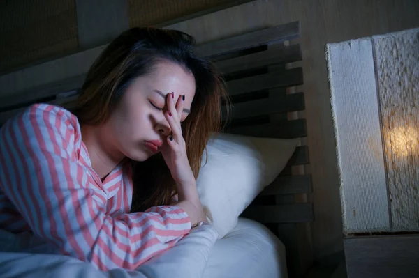 Gadis Cina Asia Yang Sedih Dan Tertekan Berbaring Tempat Tidur — Stok Foto