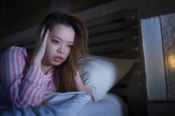 Gadis Cina Asia Yang Sedih Dan Tertekan Berbaring Tempat Tidur — Stok Foto