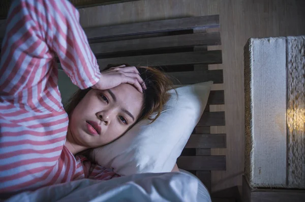 Krásná Mladá Smutný Depresivní Asijská Čínská Dívka Ležící Posteli Pozdě — Stock fotografie