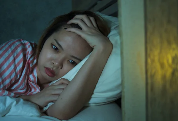 Gadis Cina Asia Yang Sedih Dan Tertekan Berbaring Tempat Tidur — Stok Foto