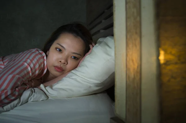 Mooie Triest Depressief Aziatische Chinese Meisje Liggend Bed Laat Nacht — Stockfoto