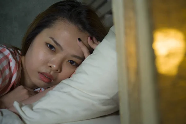 Jovem Bonito Triste Deprimido Asiático Chinês Menina Deitado Cama Tarde — Fotografia de Stock
