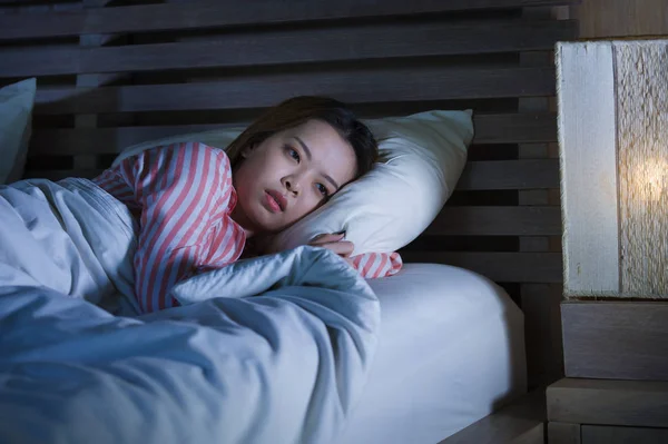 Jovem Bonito Triste Deprimido Asiático Coreano Menina Deitado Cama Tarde — Fotografia de Stock