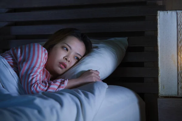 Jovem Bonito Triste Deprimido Asiático Coreano Menina Deitado Cama Tarde — Fotografia de Stock