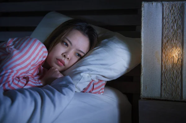 Jovem Bonito Triste Deprimido Asiático Coreano Menina Deitado Cama Tarde — Fotografia de Stock