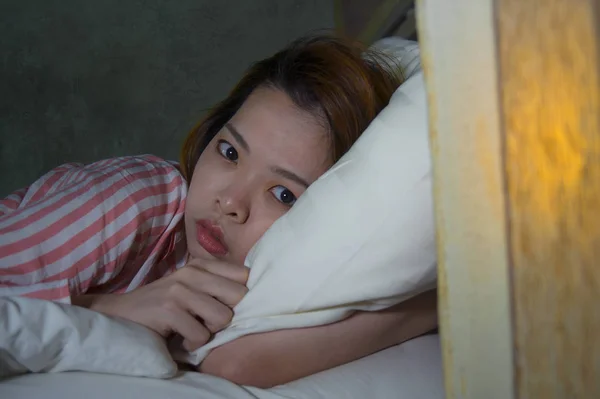 Молодая Красивая Грустная Депрессивная Азиатская Корейская Девушка Лежит Кровати Поздно — стоковое фото