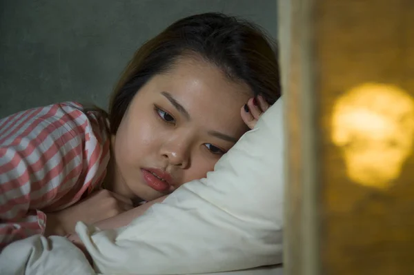 Jovem Bonito Triste Deprimido Asiático Coreano Menina Deitado Cama Tarde — Fotografia de Stock