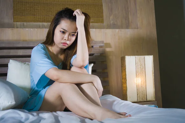 Mladá Krásná Depresi Asijské Čínská Žena Pláče Posteli Noci Deprese — Stock fotografie