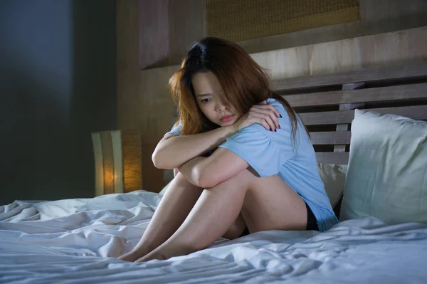 Молодая Красивая Депрессивная Азиатская Китаянка Плачет Постели Ночам Испытывая Депрессию — стоковое фото