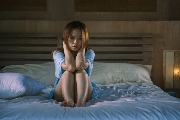 Młody Piękny Przygnębiony Azjatycka Chinka Płacz Łóżku Nocy Depresji Problem — Zdjęcie stockowe