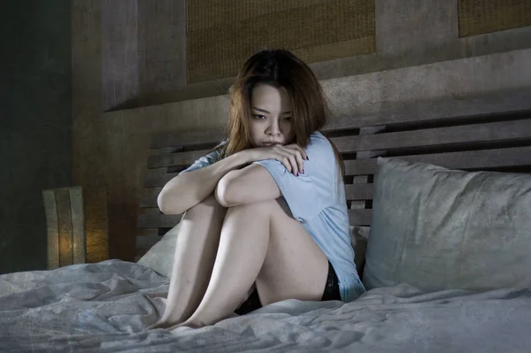 Ung Vacker Och Deprimerad Asiatiska Koreanska Kvinna Gråter Sängen Natten — Stockfoto