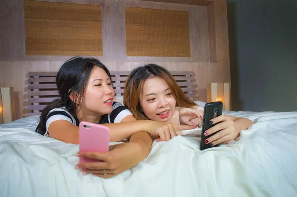 아시아 이야기 침실에서 여성의 우정에 침대에 전화와 인터넷 미디어 — 스톡 사진
