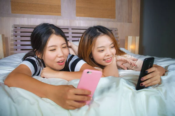 Две Молодые Счастливые Симпатичные Азиатские Корейские Подруги Сидящие Дома Спальне — стоковое фото