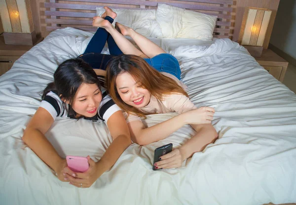 Dos Jóvenes Feliz Bonita Asiática Coreana Novias Sentado Casa Dormitorio — Foto de Stock