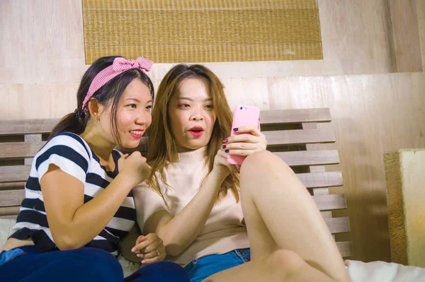 Dos Jóvenes Felices Bastante Asiáticas Amigas Chinas Sentadas Casa Dormitorio — Foto de Stock