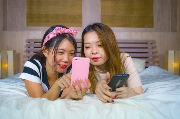 Две Молодые Счастливые Симпатичные Азиатские Китайские Подруги Сидящие Дома Спальне — стоковое фото