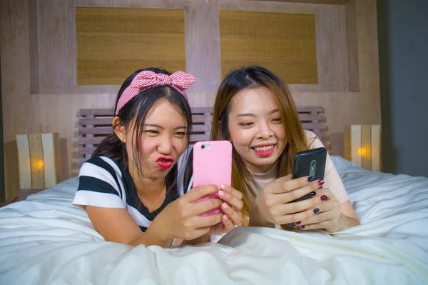 Dos Jóvenes Felices Bastante Asiáticas Amigas Chinas Sentadas Casa Dormitorio — Foto de Stock