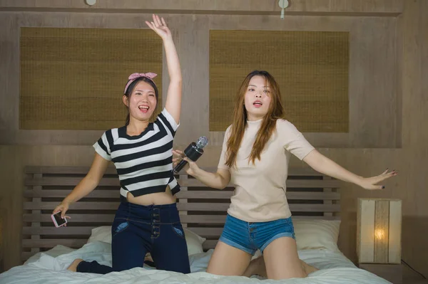 Jóvenes Feliz Emocionado Asiático Chino Niñas Cantando Juntos Línea Karaoke —  Fotos de Stock