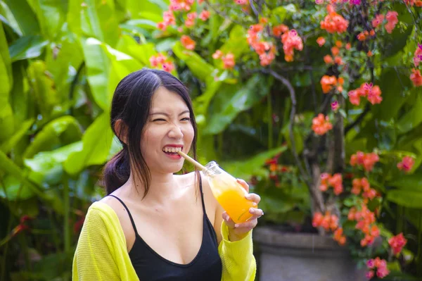 Joven Atractivo Feliz Asiática China Chica Divertirse Jardín Aire Libre —  Fotos de Stock