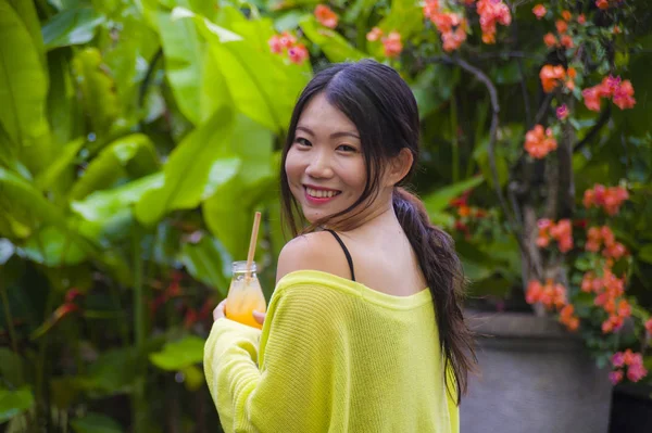 Молодая Привлекательная Счастливая Азиатская Китаянка Развлекается Саду Свежем Воздухе Пьет — стоковое фото