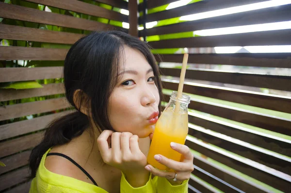 Молодая Красивая Счастливая Азиатская Кореянка Развлекается Свежем Воздухе Пьет Здоровый — стоковое фото