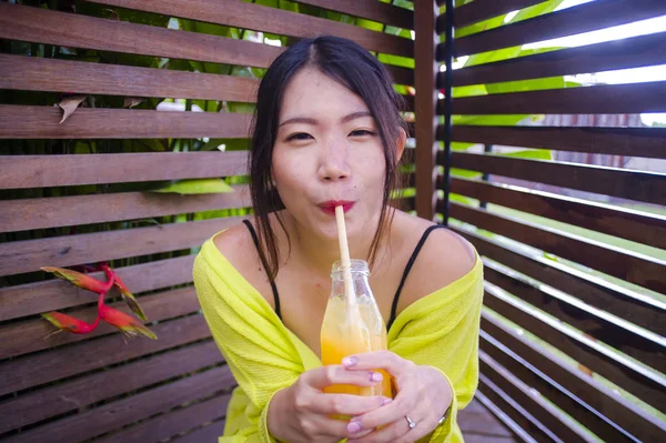 Jovem Bonita Feliz Asiática Coreana Menina Divertindo Livre Beber Suco — Fotografia de Stock