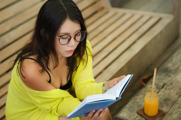 Genç Güzel Rahat Asya Kore Öğrenci Kız Gözlük Nerdy Bak — Stok fotoğraf