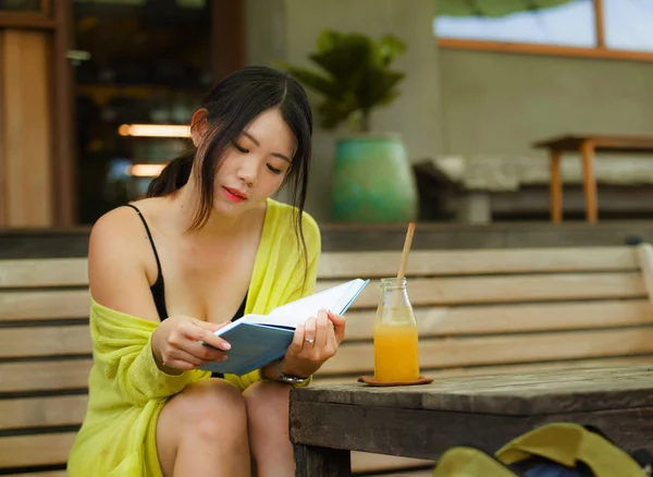 Estilo Vida Sincero Retrato Joven Hermosa Relajada Estudiante Asiática Japonesa —  Fotos de Stock