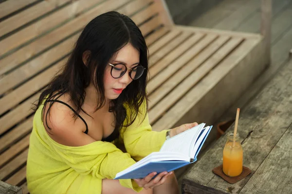 Retrato Estilo Vida Sincero Joven Hermosa Relajada Estudiante Japonesa Asiática —  Fotos de Stock