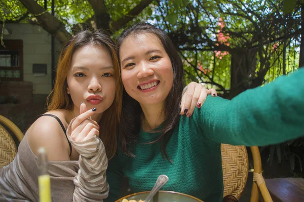 Estilo Vida Retrato Dos Jóvenes Amigas Chinas Asiáticas Felices Lindas —  Fotos de Stock