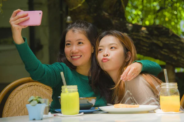 Retrato Estilo Vida Dois Jovens Felizes Bonitos Asiático Chinês Namoradas — Fotografia de Stock