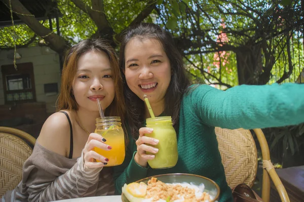 Livsstil Porträtt Två Unga Glada Och Söta Asiatiska Kinesiska Flickvänner — Stockfoto