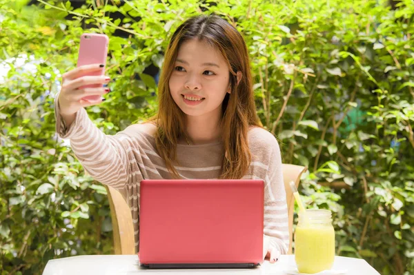 Joven Hermosa Feliz Asiática Estudiante Coreana Chica Sentada Jardín Cafetería —  Fotos de Stock