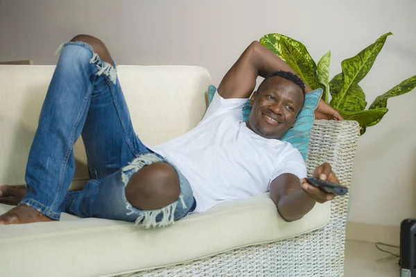 Estilo Vida Retrato Joven Atractivo Feliz Negro Afroamericano Hombre Relajado — Foto de Stock