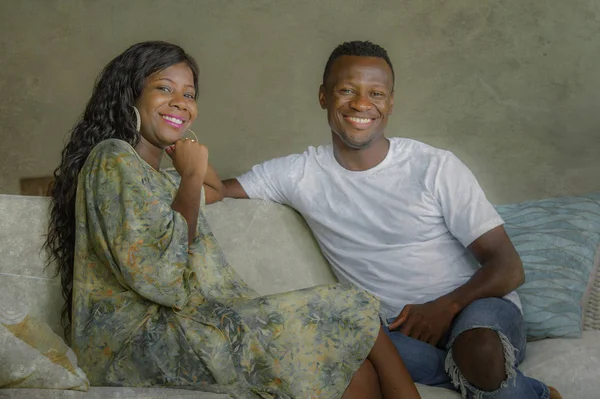 Jeune Attrayant Heureux Noir Afro Couple Américain Détendu Maison Canapé — Photo