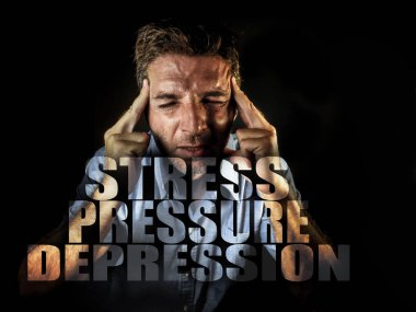dramatik bileşik kelime ile stres basınç ve parmak kafasında acı anksiyete krizi ve ruh sağlığı sorunu olan üzgün ve umutsuz adam portresi için oluşan depresyon
