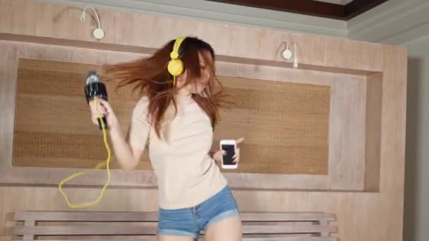Yaşam Tarzı Genç Şirin Mutlu Asya Öğrenci Kız Online Karaoke — Stok video
