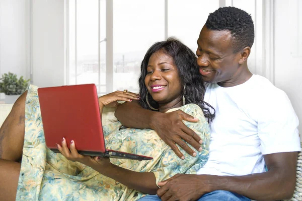 Молодая Счастливая Красивая Черная Афроамериканская Пара Влюблена Наслаждаясь Гостиной Диван — стоковое фото