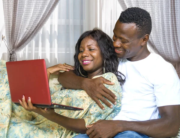 Молодая Счастливая Красивая Чернокожая Афро Американская Пара Влюблена Наслаждаясь Диваном — стоковое фото