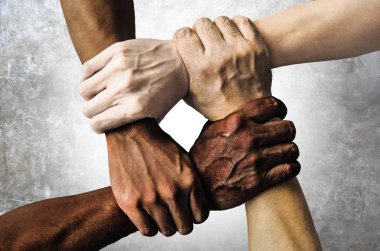 Birbirimizi bilek tolerans birlik aşık ve ırkçılık kavramı grunge arka plan üzerinde izole anti tutarak siyah Afrika kökenli Amerikalı beyaz ve Asya elle çok ırklı Grup