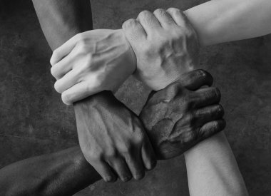 Birbirimizi bilek tolerans birlik aşık ve ırkçılık kavramı anti siyah beyaz izole arka planda tutarak siyah Afrika kökenli Amerikalı beyaz ve Asya elle çok ırklı Grup