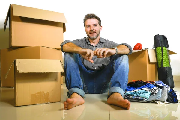 Retrato Estilo Vida Jovem Feliz Atraente Homem Desempacotando Caixas Papelão — Fotografia de Stock