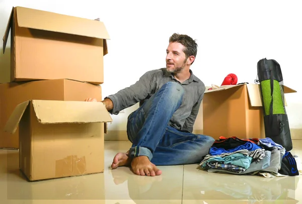 Retrato Estilo Vida Jovem Feliz Atraente Homem Desempacotando Caixas Papelão — Fotografia de Stock