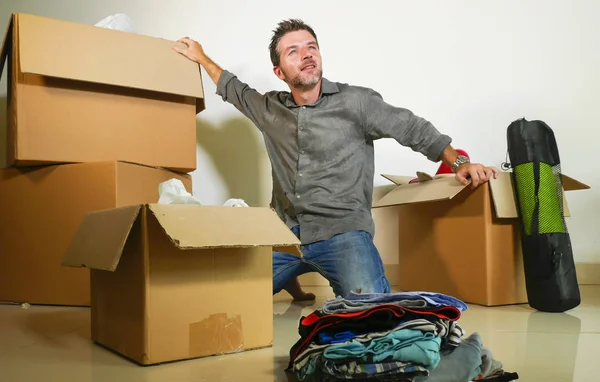 Retrato Estilo Vida Jovem Feliz Atraente Homem Desempacotando Caixas Papelão — Fotografia de Stock