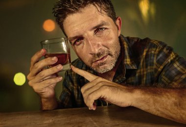 Genç üzgün ve depresyonda alkollü adam boşa viski cam ve kafeler barlar alkol bağımlılığı ve alkolizm sorunu içine düşme gece içmek için sarhoş direnerek başarısız 
