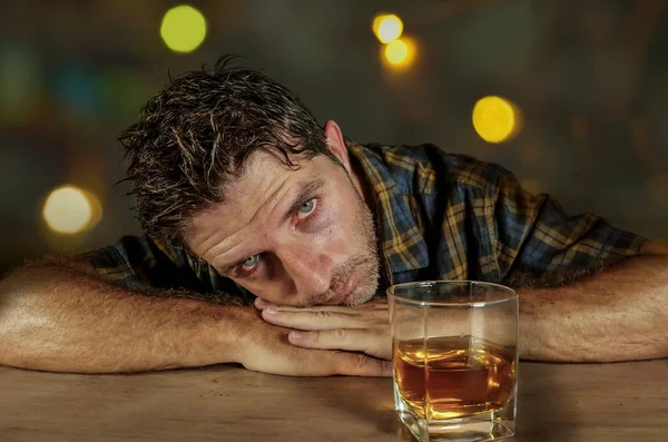無駄にウィスキー グラスとアルコール中毒とアルコール依存症の問題に陥る夜パブ バーで飲んで酔って抵抗失敗して若い悲しみと落ち込んでアルコールの男 — ストック写真