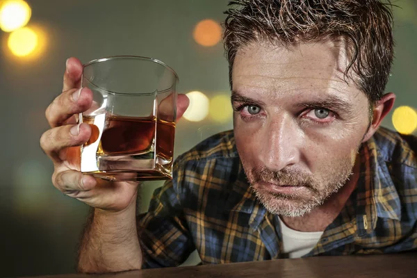 Joven Hombre Alcohólico Triste Deprimido Con Vaso Whisky Desperdiciado Borracho —  Fotos de Stock