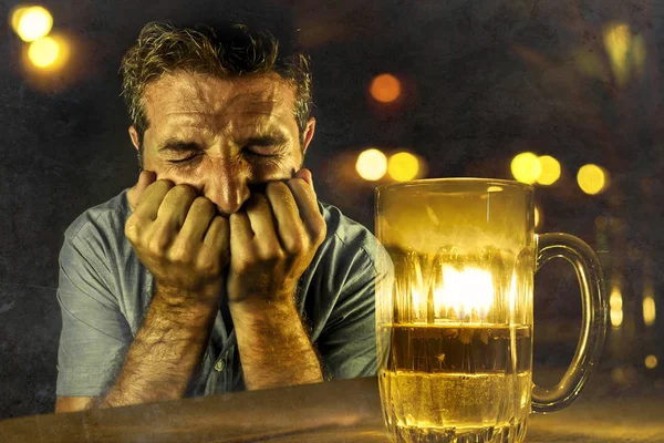 Homme alcoolique déprimé boire de la bière gaspillée et ivre ne pas résister à boire dans un bar pub la nuit tomber dans l'abus d'alcool dans la dépendance et le problème de l'alcoolisme — Photo