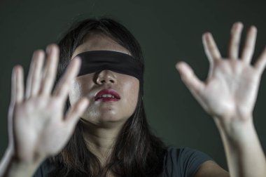 Genç korkmuş ve Asyalı Genç kız kayıp ve sinirli ve dramatik stüdyo ışık altında koyu arka plan üzerinde tehlikeli internet viral meydan okuma izole çalmaya karışık Korece gözü kapalı