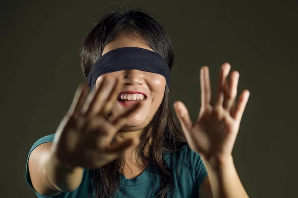 Jovem Feliz Bonito Olhos Vendados Asiático Coreano Adolescente Menina Animado — Fotografia de Stock